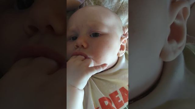 смешное видио 😍Ребенок сосет палец смотреть онлайн