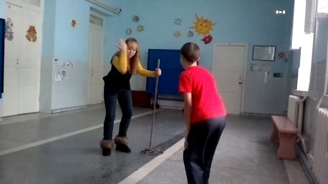 Прикол...Ты что не видишь я полы мою.. смотреть онлайн