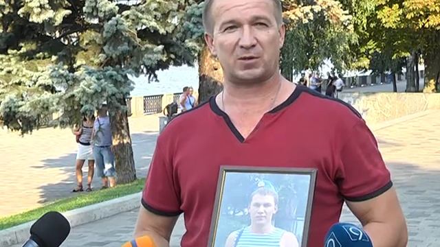 Священник-десантник провел панихиду по погибшим побратимам смотреть онлайн