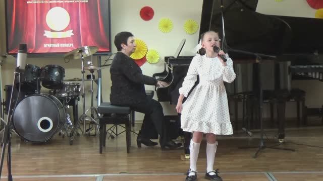 Поёт Арина Пащенко