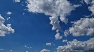 Футаж. Красивые облака быстро плывут по небу. Видео с облаками. Облака. 4К видео-заставка без звука.