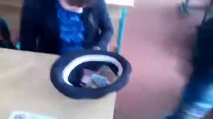 Школьницы сображают на бутылку