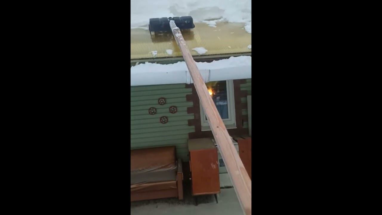 Быстрая очистка снега с крыши #Shorts