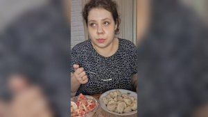 Женская дружба: две подруги поругались, третьей, что делать? Мукбанг Пельмени и Салат из помидоров