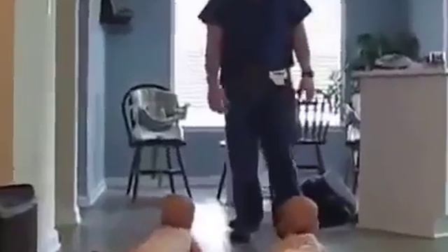 УРА! Папа пришел! Малыши двойняшки прикол смотреть онлайн