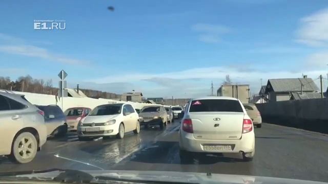 Разбитая дорога на въезде на Химмаш смотреть онлайн