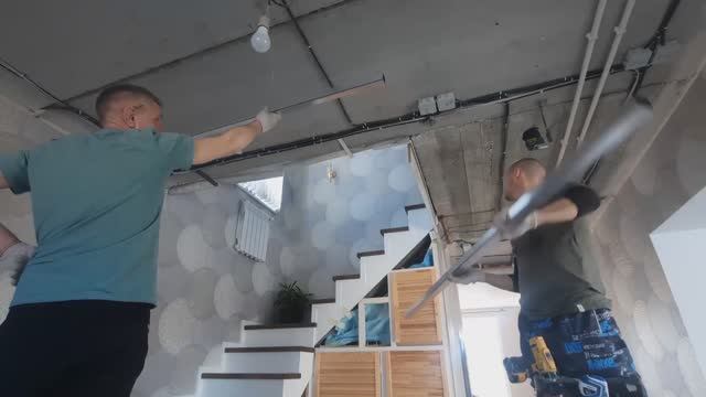 монтаж натяжного потолка над лестничным холлом смотреть онлайн