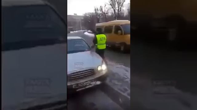 Довыпендривался! За отказ передать документы гаишник разбил стекло и вытащил водилу! смотреть онлайн