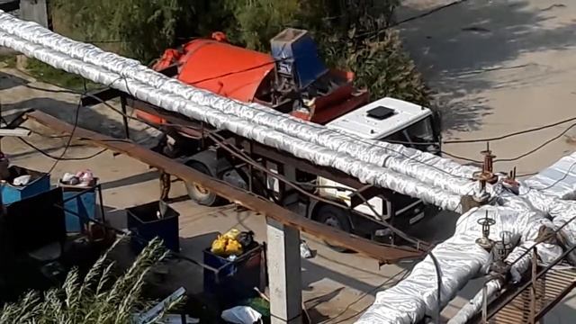 Мусорный бак поднимает в мусоровоз смотреть онлайн