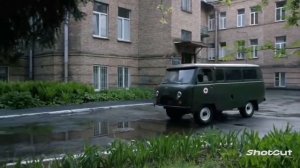 Санитары увозят её в психушку