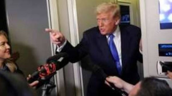 Дональд Трамп перед вылетом на Air Force One в Вашингтон отвечает на вопросы журналистов