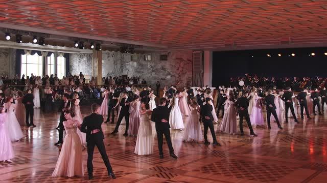 Королева и Король бала РЭУ в Кремле смотреть онлайн