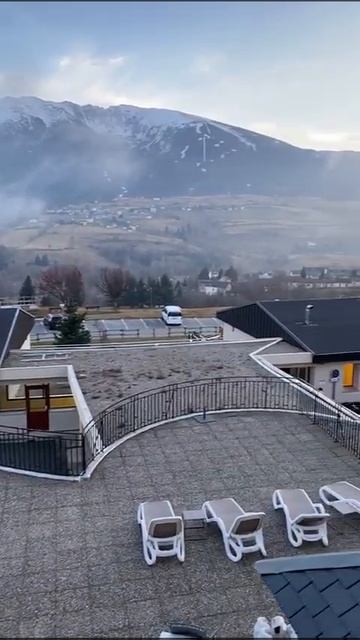 Гора в Пиренеях, где находится горнолыжный курорт - вид с балкона отеля снято друзьями Карагандинца