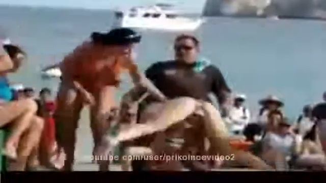 Девушки на пляже! Лучшие приколы смотреть онлайн