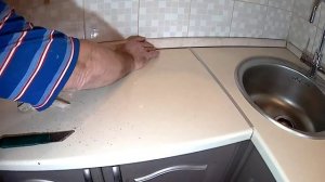 Плинтус на столешницу кухни. Зачем нанимать мастера?