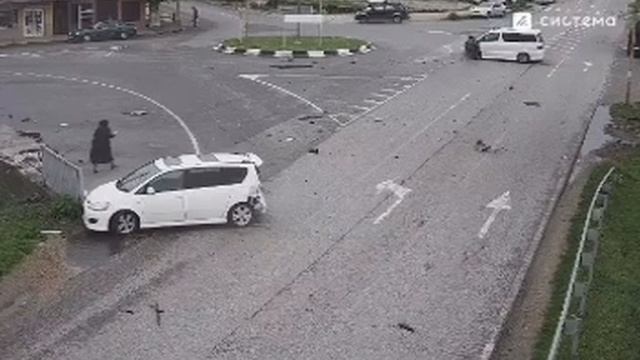 Страшное дтп в Абхазии: машина влетела в автобусную остановку смотреть онлайн