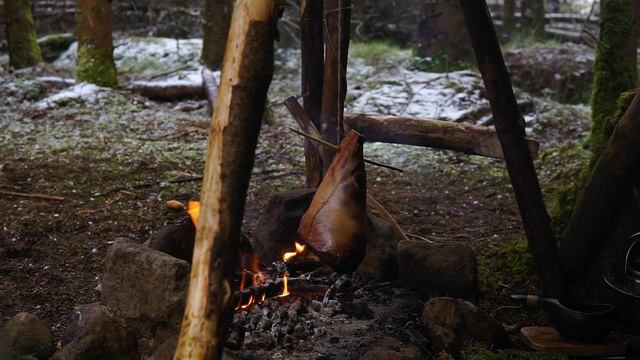 Solo Bushcraft Camp Natural Shelter - April Snow & Leg of Lamb смотреть онлайн