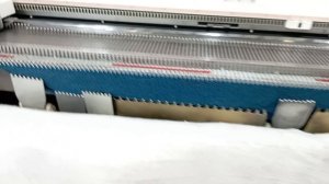 Связала брюки на вязальной машине.