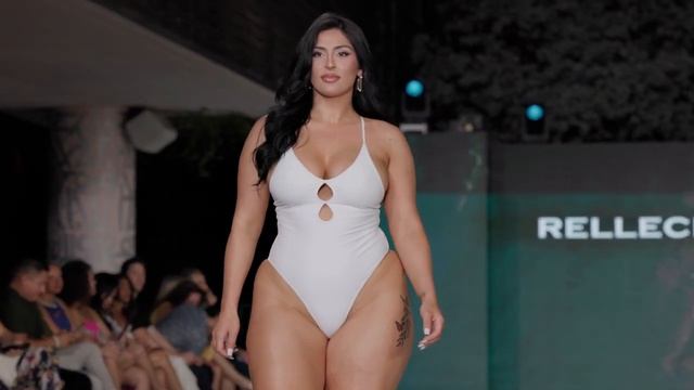 Потрясающая модель в БИКИНИ в замедленной съемке смотреть онлайн