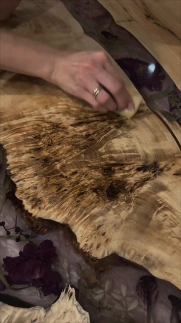 Воск для дерева на столешнице со смолой