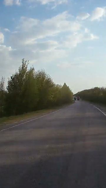 Дебил на дороге. Хорошо что я быстро не езжу. смотреть онлайн