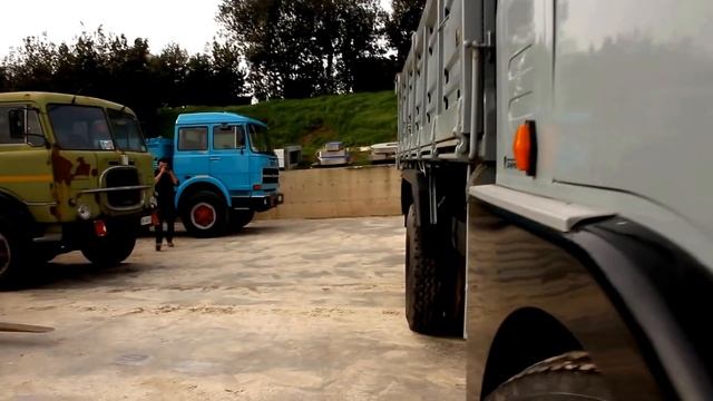 Si stanno scaldando i motori ai vecchi camion ecco il FIAT 682 di Giggetto смотреть онлайн