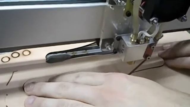 Вырезание и гравировка браслета из кожи на лазерном плоттере смотреть онлайн