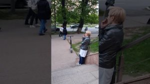 Женщина жадно курит