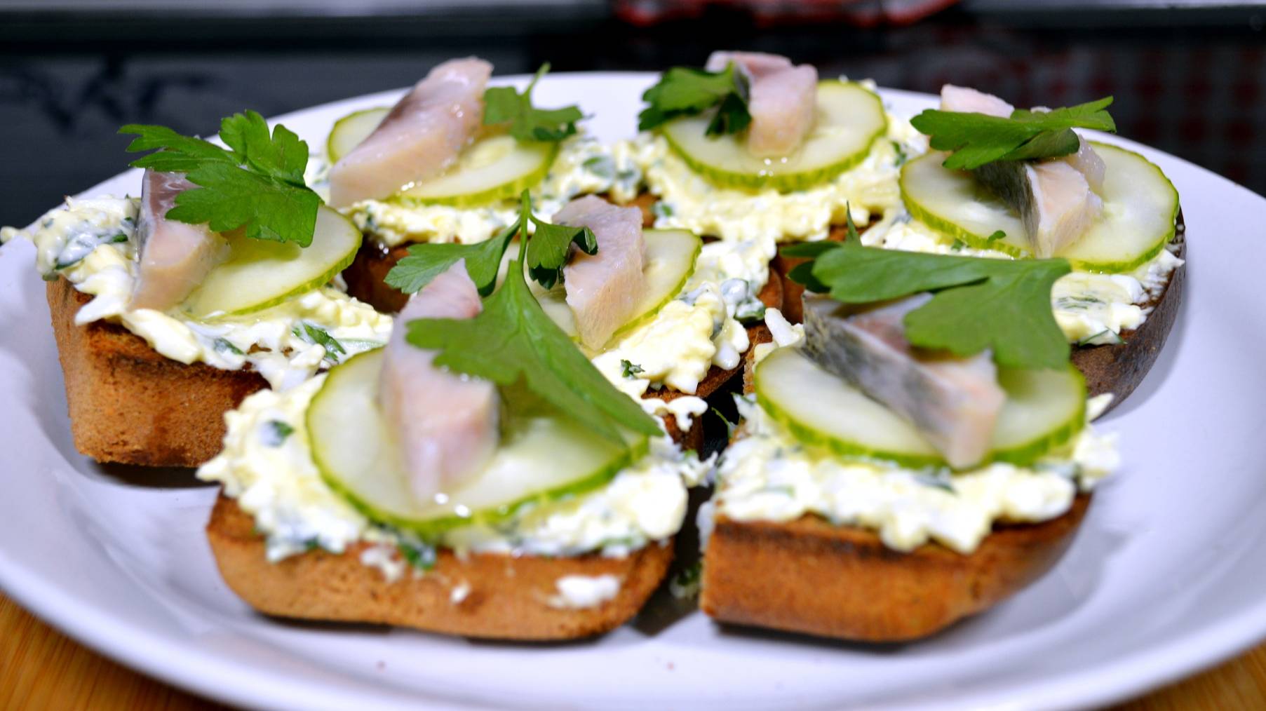 Гренки с селёдкой, огурцом и яйцами. Закуска на праздничный стол. Croutons With Herring