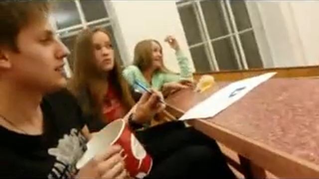 Преподаватель одел студенту на голову ведро курицы смотреть онлайн
