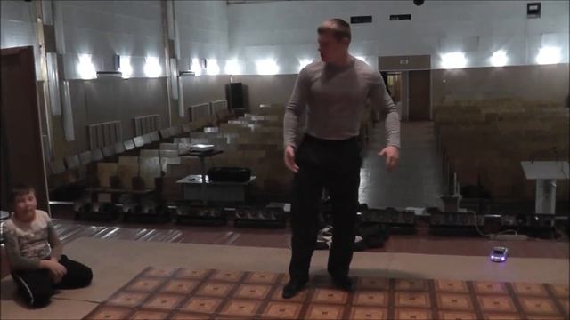 Уроки Брэйк-Данса часть 6 ( прыжок через ногу )