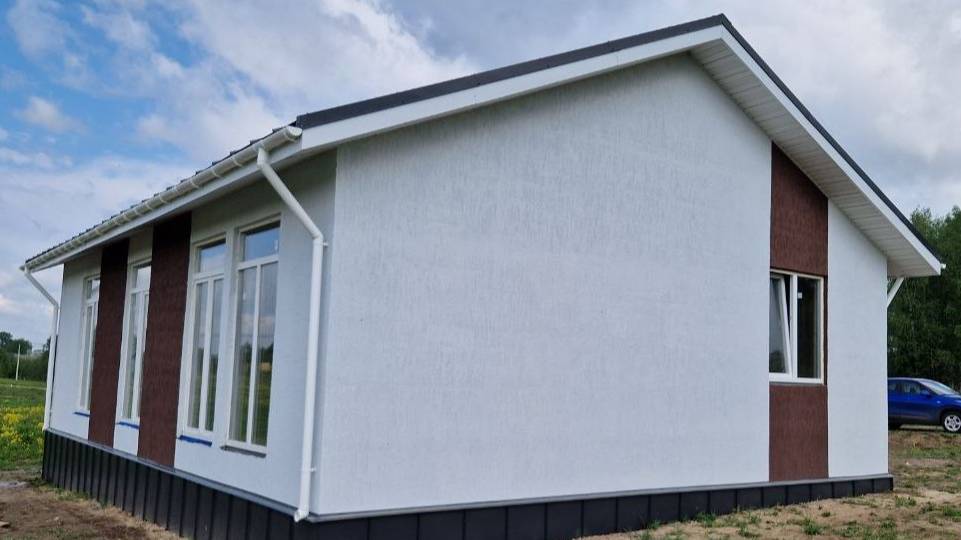 Каркасный дом площадью 98 кв.м. Фасад дома - декоративная штукатурка. Крыша кликфальц.