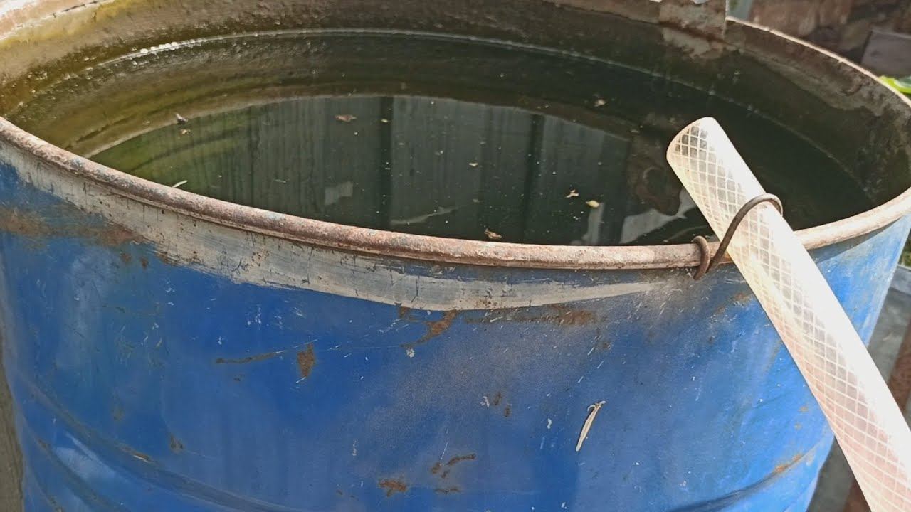 Простое КРЕПЛЕНИЕ для ШЛАНГА на садовую бочку.