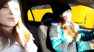 На лабутенах нах...и в восхитительных штанах.