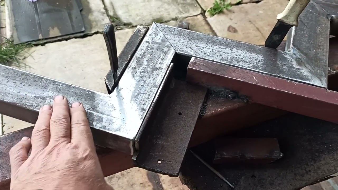 Как сделать железную лестницу на косоурах на второй этаж. смотреть онлайн