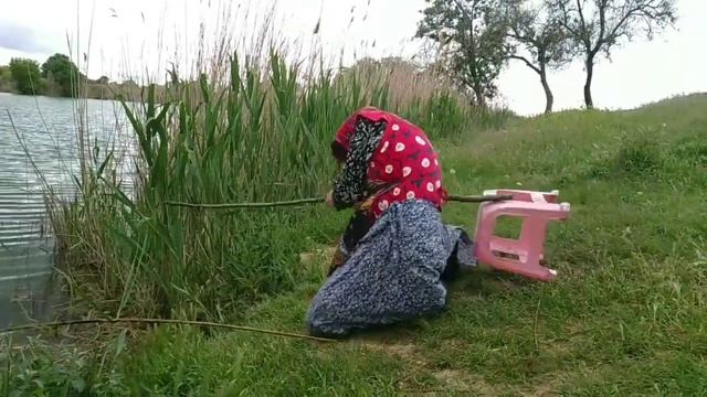 Жизнь пенсионерки: Евдутья на рыбалке. Бабушка Евдутья отправилась на рыбалочку.🐠🎣🐡🐟(Смешное видео) смотреть онлайн