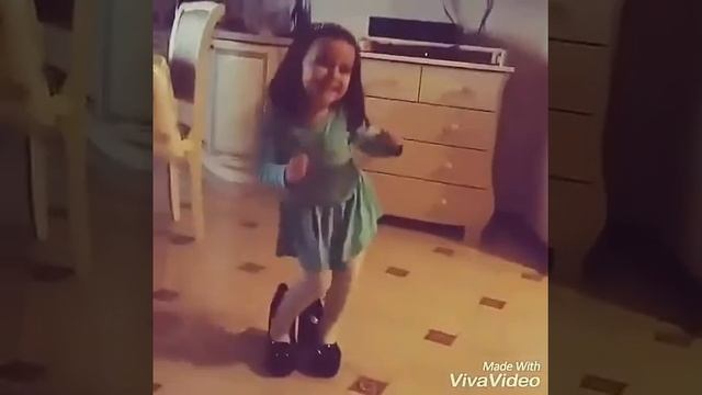 Остановите Вите Надо выйти, мать его))) девочка танцует под эту песню! смотреть онлайн