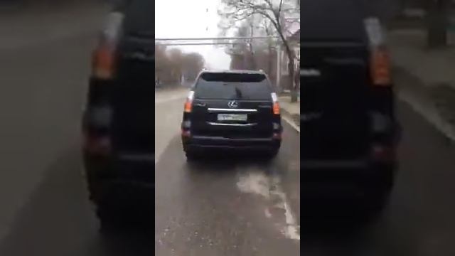 Девушка разбивает автомобиль своего парня клюшкой для гольфа смотреть онлайн