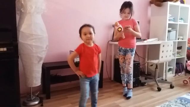 Прикольные девчушки поют и танцуют !!! смотреть онлайн