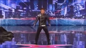 Талант парень танцует как робот