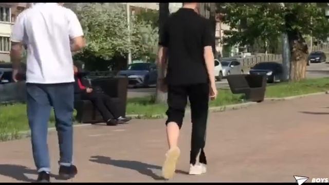 Реакция прохожих на больных людей, с несуществующем языком смотреть онлайн