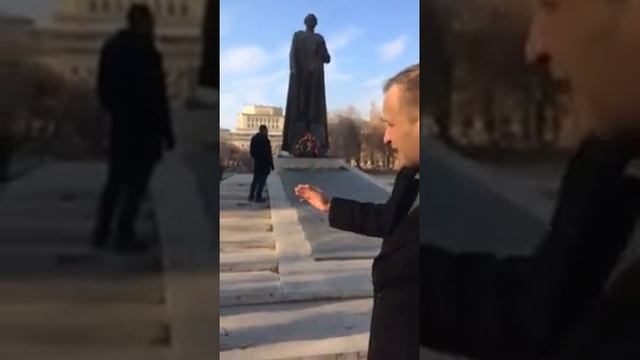 Русский поэт почтил память Гарегина Нжде в Ереване смотреть онлайн