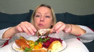 Мукбанг сосиски с сыром, кабачки тушеные, винегрет. Еда на камеру!