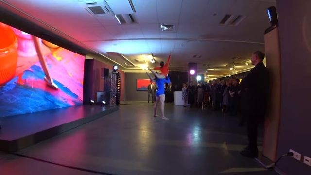 Танець на відкритті виставки "У цьому полі, синьому..." Анатолія Криволапа смотреть онлайн