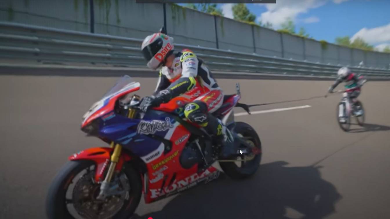 Велик привязали к гоночному байку.....#лучшие видео#видео#видео бесплатно смотреть онлайн