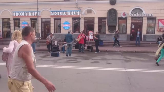 Танцы на улице. Мужики зажигают под музыку! смотреть онлайн