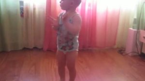 Девочка прикольно танцует