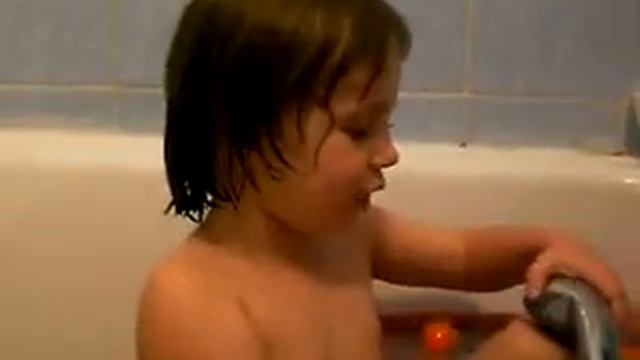 Прикол! Маленькая девочка поёт! Funny! The little girl sings! смотреть онлайн