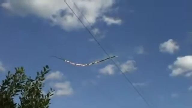 Замыкание проводов палкой смотреть онлайн