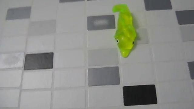 Лизун ползает по стенам и по мебели // Slime Delphin Сrawling on furniture смотреть онлайн